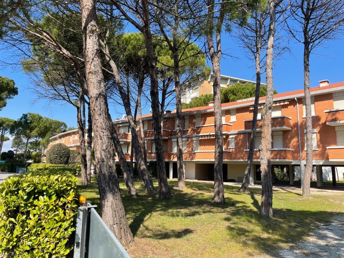 Twin Pine Trees Flats, Near Beach Bibione Exterior photo